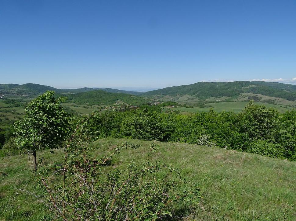 Vľavo Snoža a vpravo Varta nad Banskou Belou pri pohľade z BŠ kalvárie.