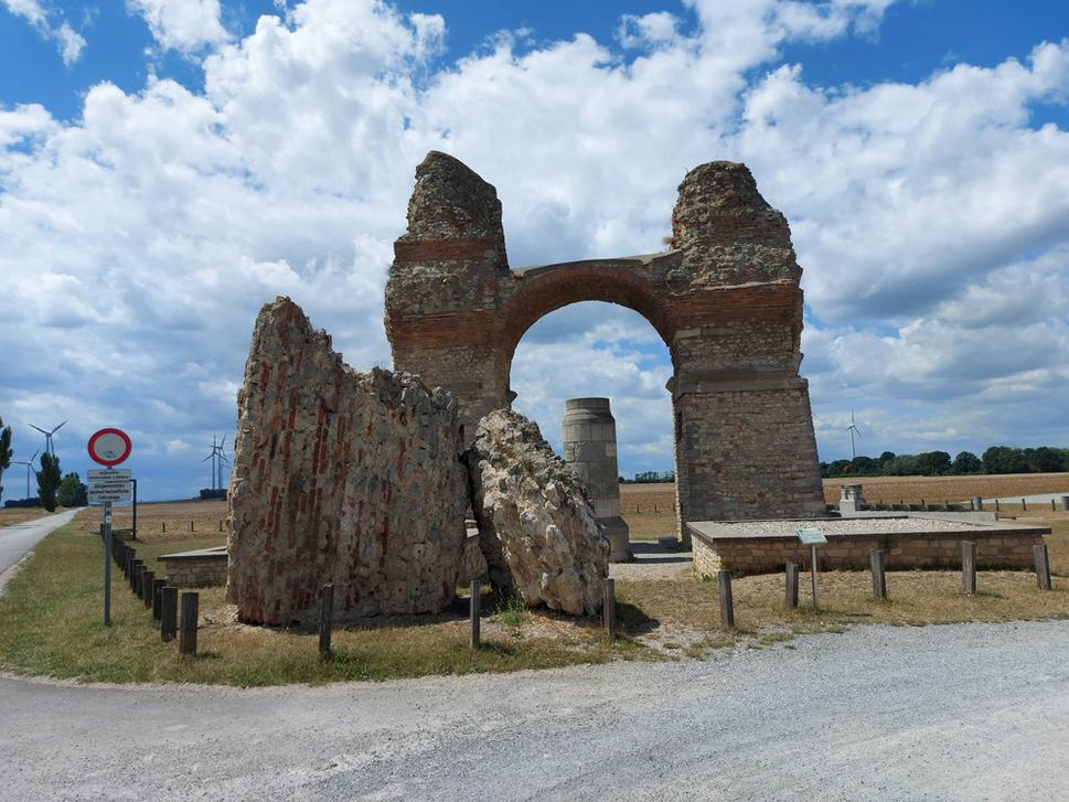 Na ceste pred Carnuntumom stojí Pohanská brána, strážila vstup do mesta "štyroch cisárov". Podľa dobových prameňov na okrúhlom stĺpe stála socha Konštantína II. v nadživotnej veľkosti.