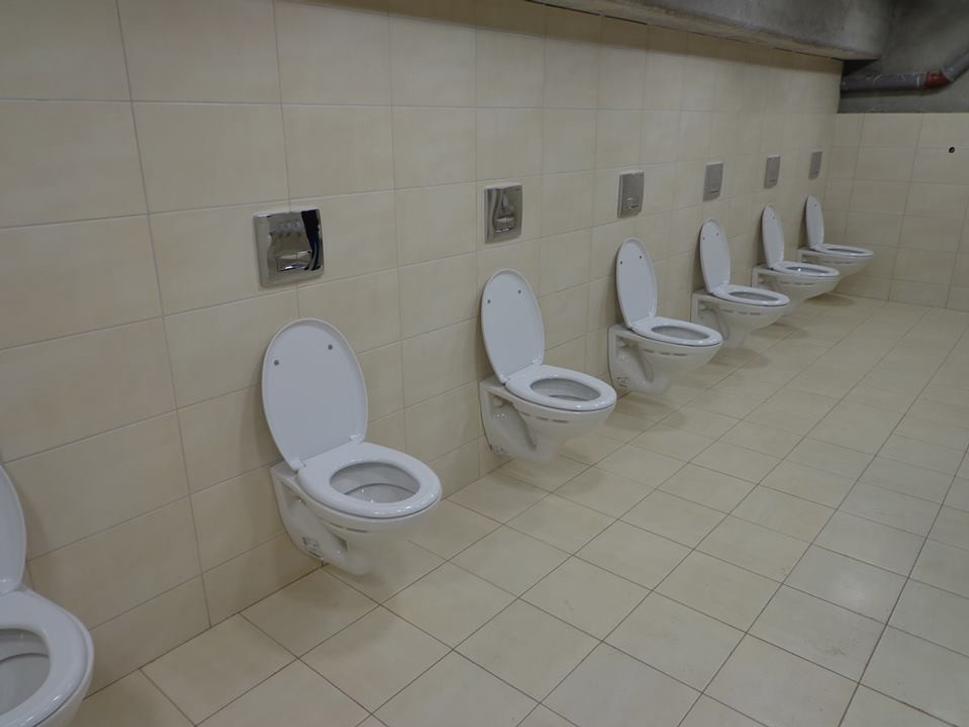Záchody na novej tribúne. Steny sa vybudovať ešte nepodarilo :)