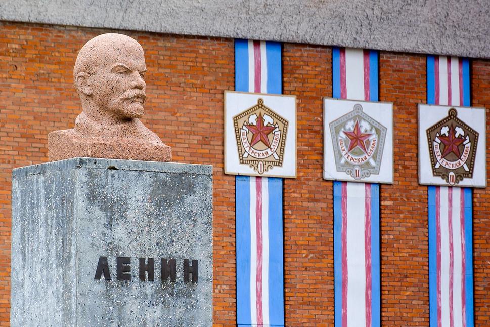 Leninova busta a v pozadí stena Paláca kultúry.