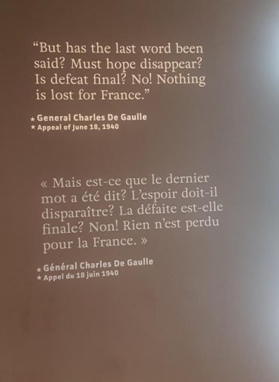 Nápis citujúcii generála Charles de Gaulle v múzeu a pamätníku padlých v 1. línii operácie Overlord