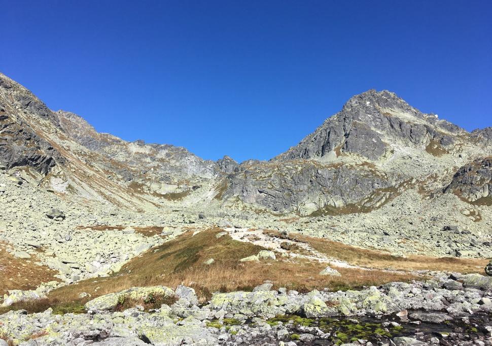 Pohľad na akoby osamotený Štrbský štít. (foto MTECPRO)