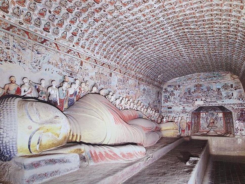 Bohato zdobený interiér jednej z jaskýň Mogao