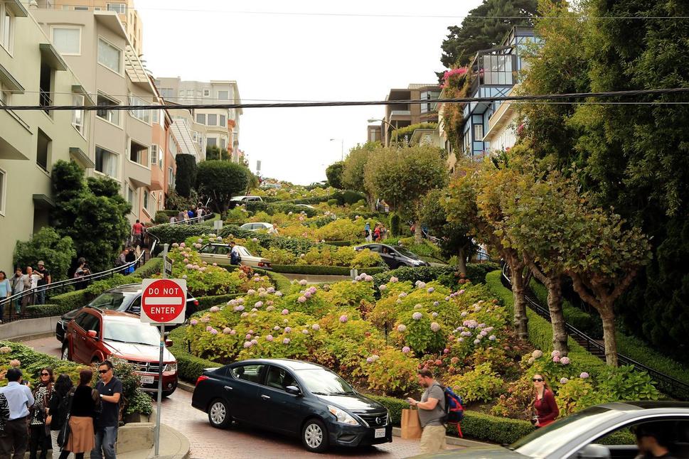 Lombard Street - pohľad zospodu