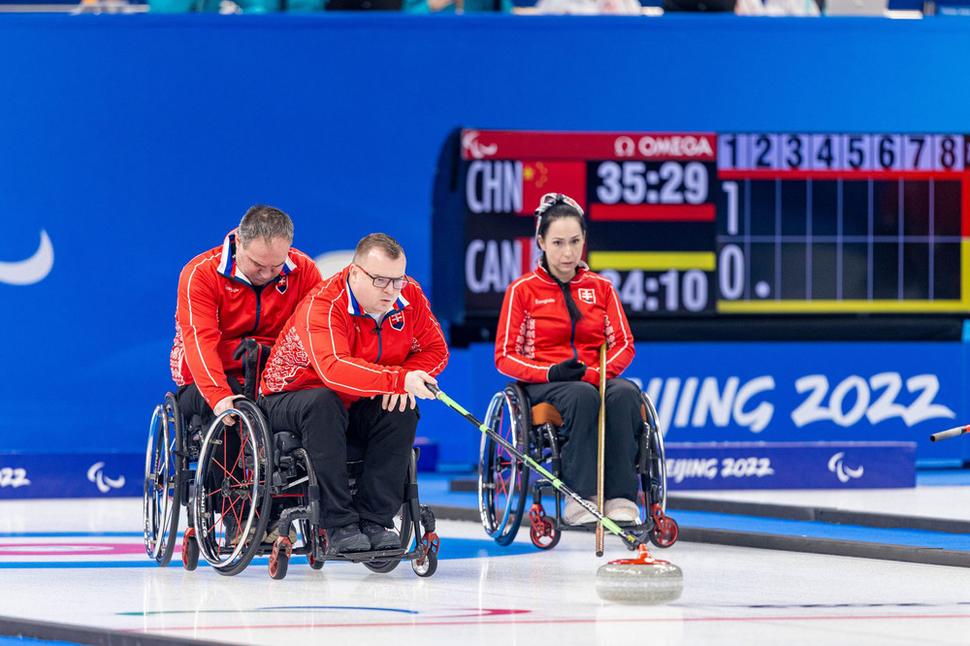 Členka slovenského curlingového tímu na paralympiáde v Pekingu Monika Kunkelov, Peter Žatko ,Dušan Pitoňák a Radoslav Ďuriš.