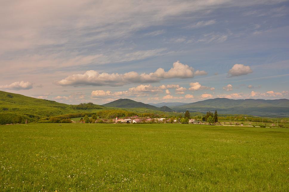 v popredí Slanská huta v strede hrad Slanec