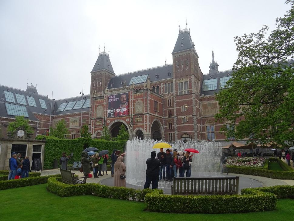Rijksmuseum a fontána, kde sa radi zabávajú turisti. Tiež sme neodolali a vliezli sme tam :)