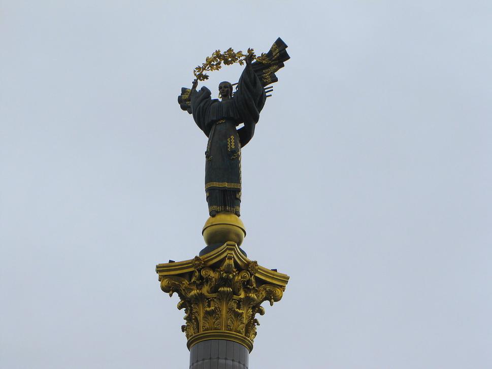 Socha na vrchole monumentu Berehynia