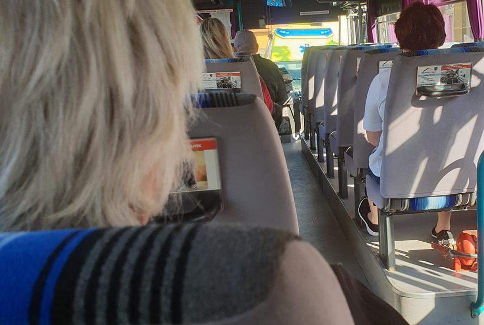 Všetci v autobuse sme ticho čakali, kým si záchranári prevezmú starenku.