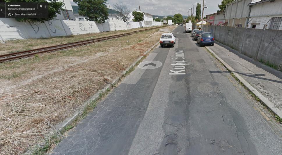 Keď sa cesta opravuje sypaním asfaltu rovno do výtlku na Kukučinovej