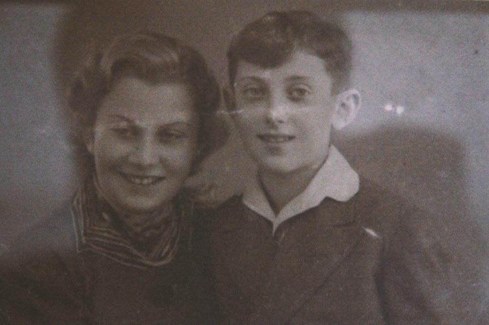 Mladý Tibor Ehrenfeld z Košíc s matkou, Zdroj: archív Memory of Nations