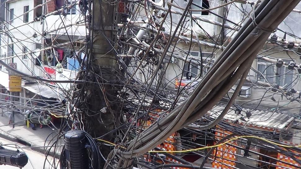 Elektrické rozvody vo favele Rocinha. Klobúk dolu pred umením miestnych elektrikárov
