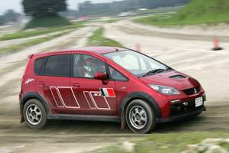 Ostrý Colt Ralliart Version R sa predstaví aj na blížiacej sa japonskej rally (1. - 3. september)