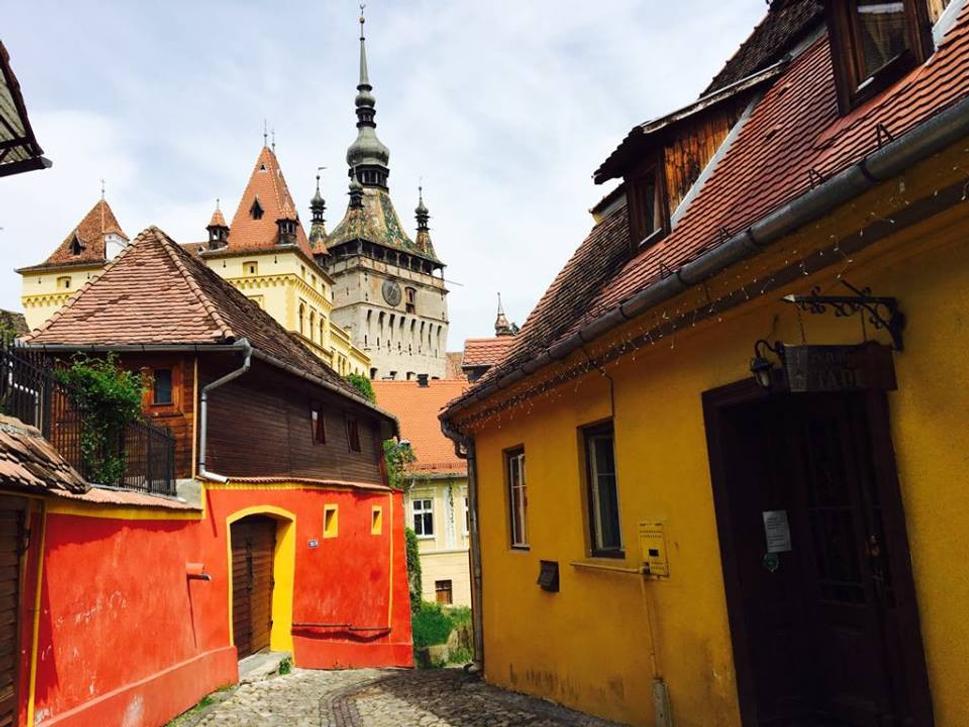 Historické jadro malebného stredovekého mestečka Sighisoara s orlojom. V meste sa nachádza rodný dom Vlada Tepeša – legendárneho Draculu.