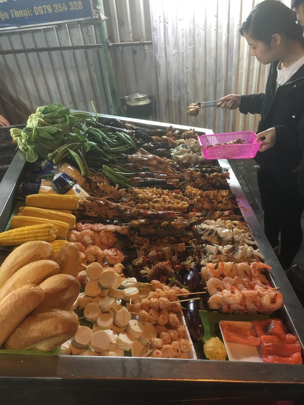 Prenikli sme aj do vietnamskej grilovacej reštaurácie, kde si do košíka vyberiete mäso alebo zeleninu, ktorú vám v reštaurácií ugrilujú a potom donesú na panvici, pod ktorou je zažatý kahan, aby mäsko nevychladlo.