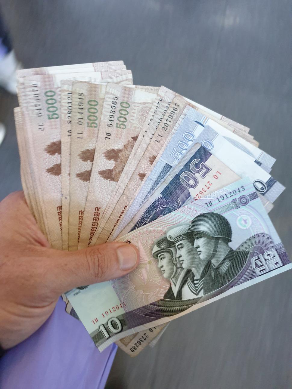 Severokórejská mena, ktorú sme museli po odchode z obchodného domu okamžite vrátiť.