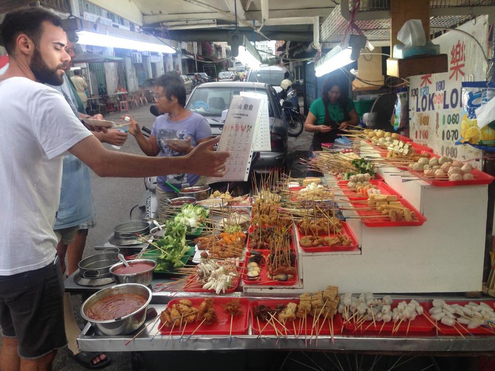 Tomuto stánku sa jednoducho nedalo odolať. Na špajdlách sú napichnuté rôzne druhy pochúťok – od vegetariánskych rezňov, cez huby, morské potvory až po dim sum. Vezmeš si špajdlu, dáš ju do horúcej vody povariť a zješ. Útrata sa potom počíta tak, že predavačka spočíta tvoje špajdle. Každá je označená inou farbou, za inú cenu, ale ona sa nikdy nepomýli.