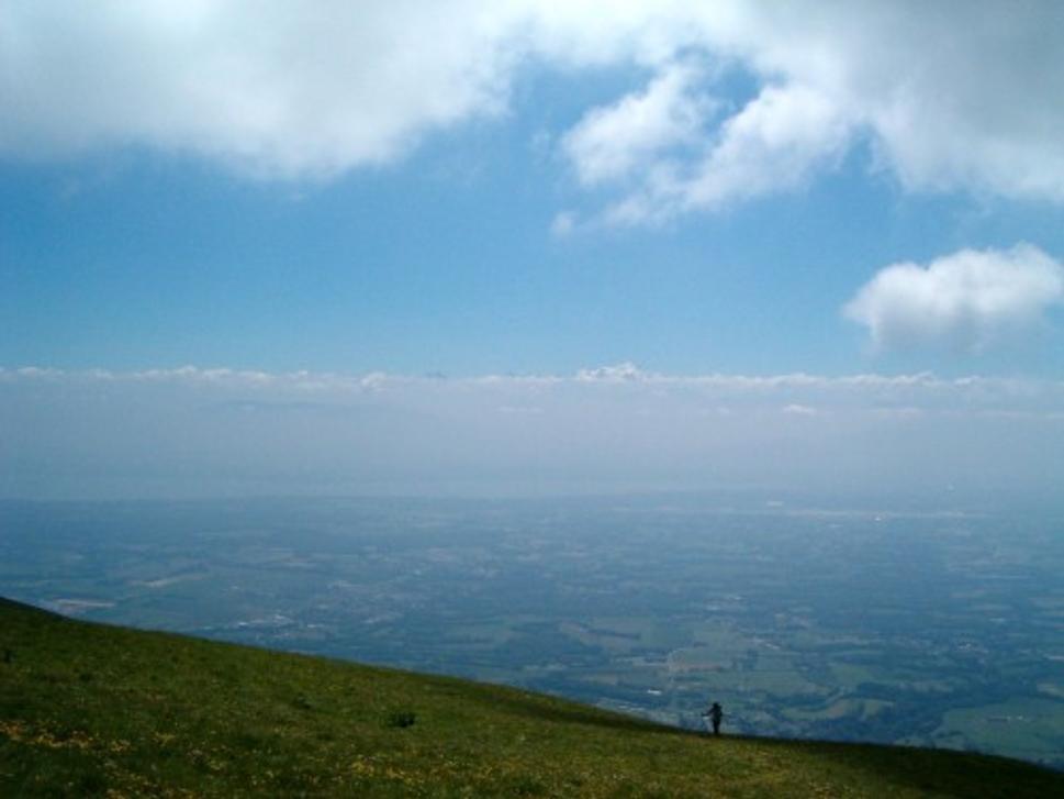Obyvane udolie okolo Lac Leman a Mont Blanc nad oblakmi