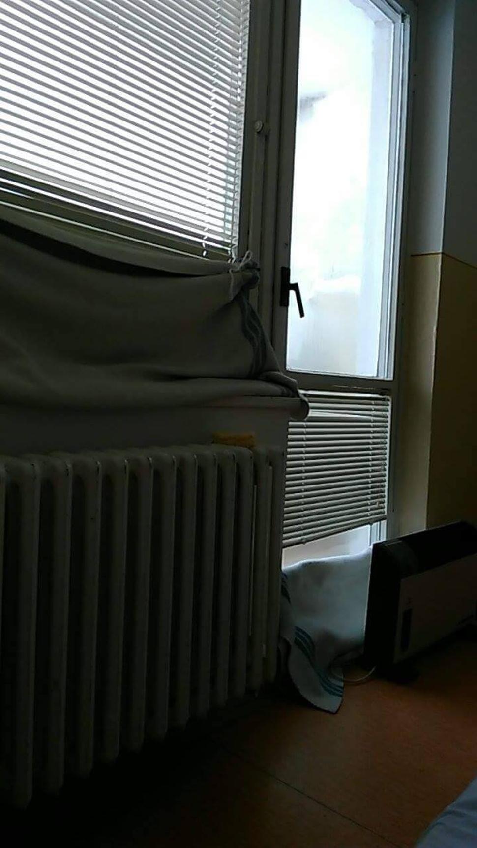 Staré netesniace okná, cez ktoré fúka ako keby ste boli priamo na balkóne