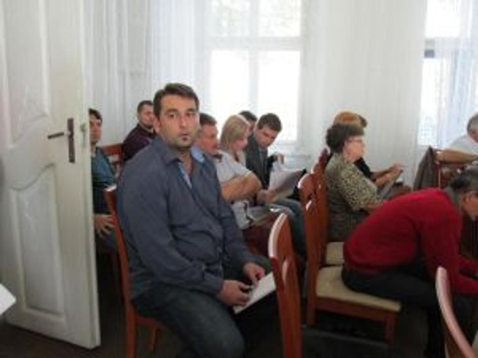 Riaditeľ mestských Technických služieb B. Varga (na snímke vpredu) ignoroval zákonnú lehotu na odpoveď.