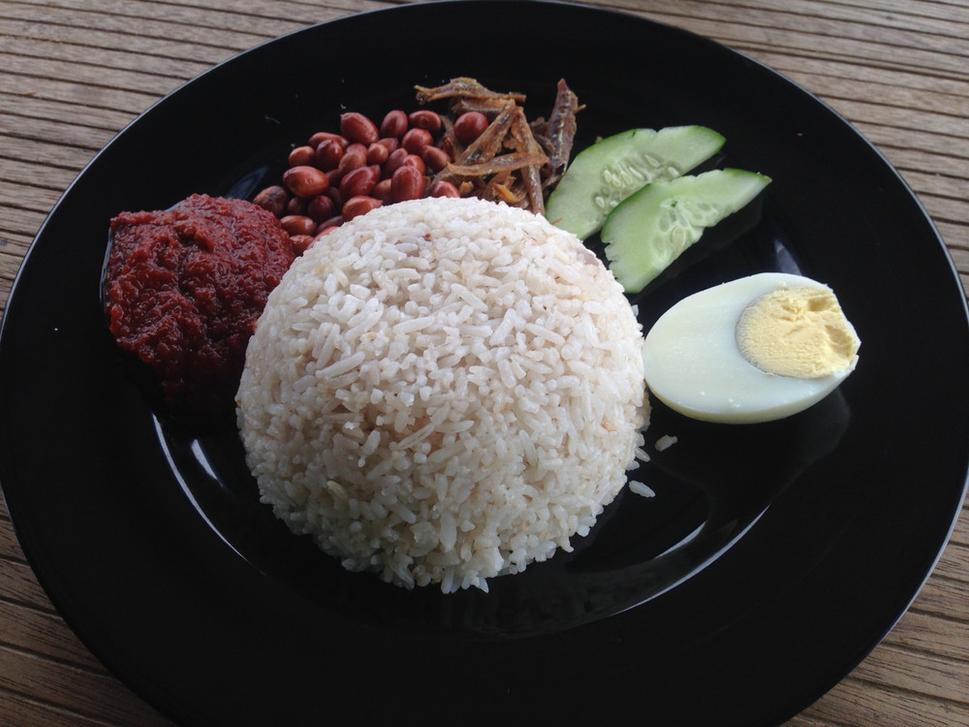 Alebo Nasi Lemak, čo je ryža s vajcom, arašidami a salsou, celkom šťipľavou