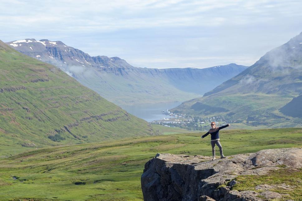 Po ceste sa nám vynárali nádherné scenérie. V pozadí mestečko Seyðisfjörður