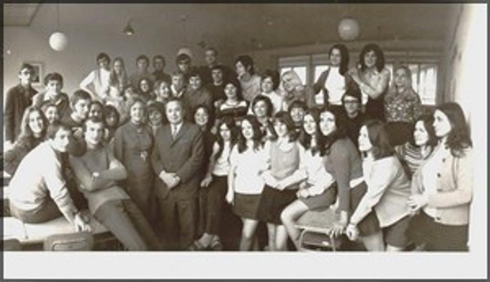 Predmaturitná, historická fotografia našej triedy - IV. Bz, SEŠ, v priestoroch našej triedy