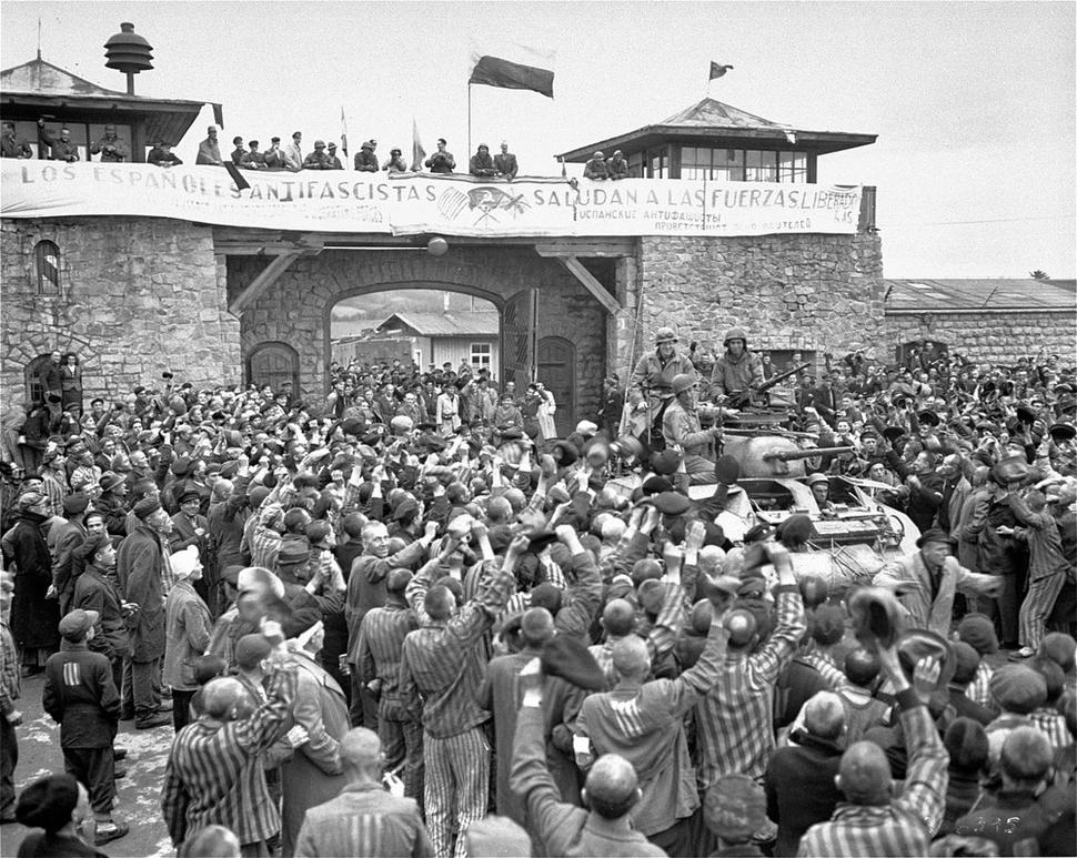 Tanky 11. americkej obrnenej divízie vstupujú do Mauthausenského koncentračného tábora, 6. máj 1945. Zdroj: Wikimedia