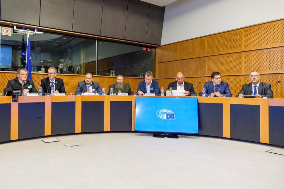 Public hearing (z ľava: Patrik Magdoško, europoslanec Ivan Štefanec, Daniel Tiža, Marián Mičko, František Oravec, Zsolt Molnár, europoslanec Tomáš Zdechovský, europoslanec Vladimír Maňka)