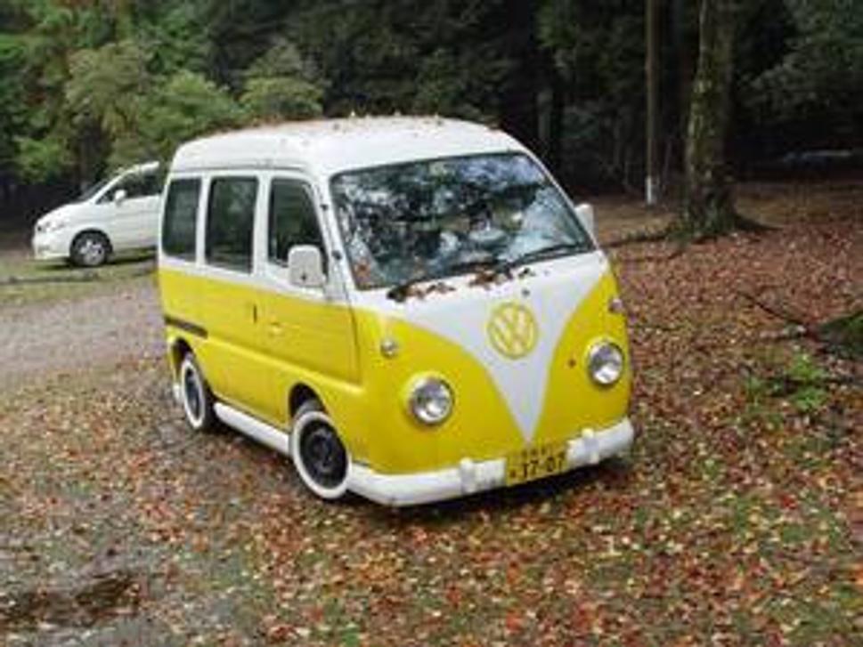 Dodávka so žltou značkou vo farebnej úprave a lá VW.
