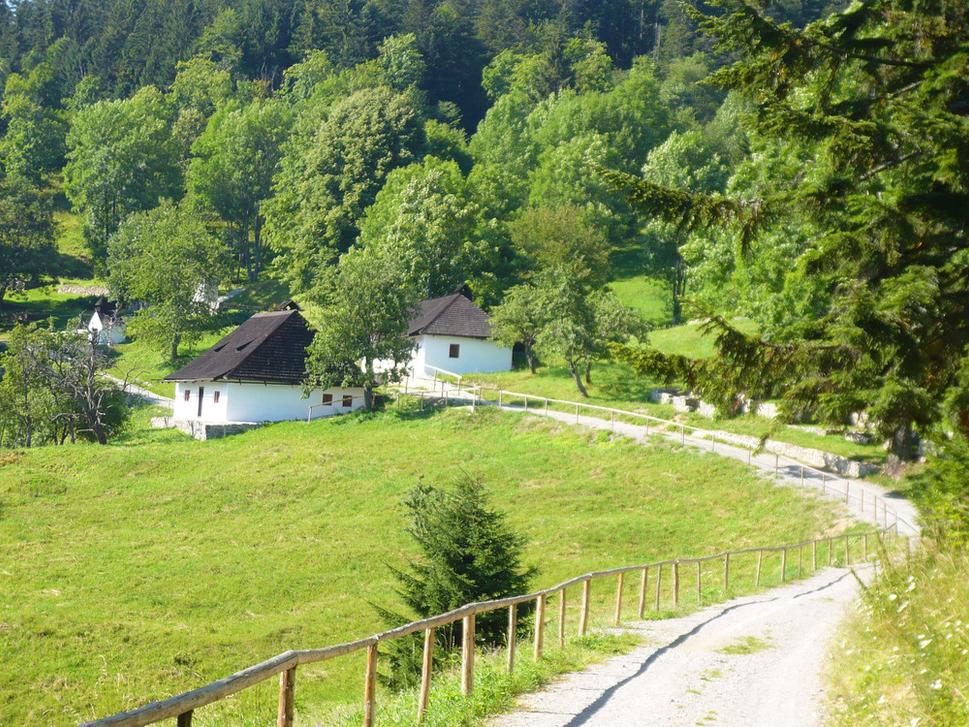Dolinka v ktorej leží dedinka Kalište. Vidieť tu je možné aj dva domy, ktoré neboli postavené z dreva a teda nezhoreli.