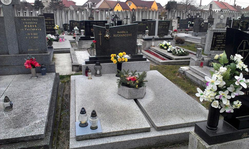 Hrob na cintoríne v Cíferi, v ktorom sú pochovaní manželia Bartošovičoví