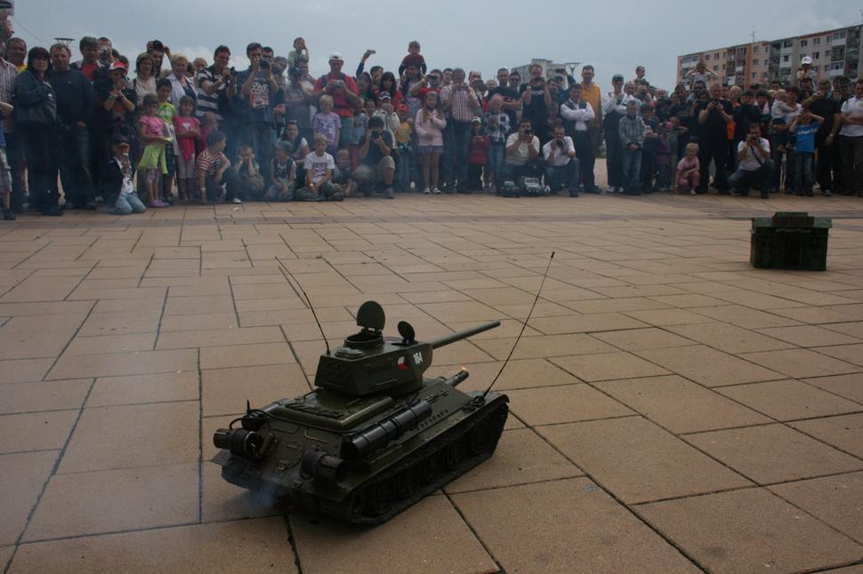 Model tanku T 34 / 85 sa blíži k cieľu - k zničeniu muničného skladu.