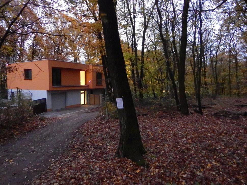 Veľmi necitlivo realizovaný dom na vstupe do lesa od vojenskej cesty.