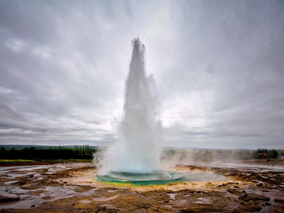 A tu je gejzír Strokkur ako na sklenom tanieri.