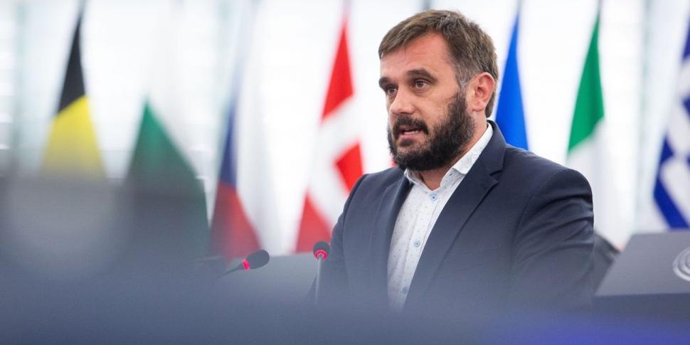 Michal Wiezik je slovenský europoslanec, vysokoškolský pedagóg a ekológ. Ako splnomocnenec vlády bol poverený vypracovaním stratégie ochrany lokality svetového prírodného dedičstva Karpatské bukové pralesy.