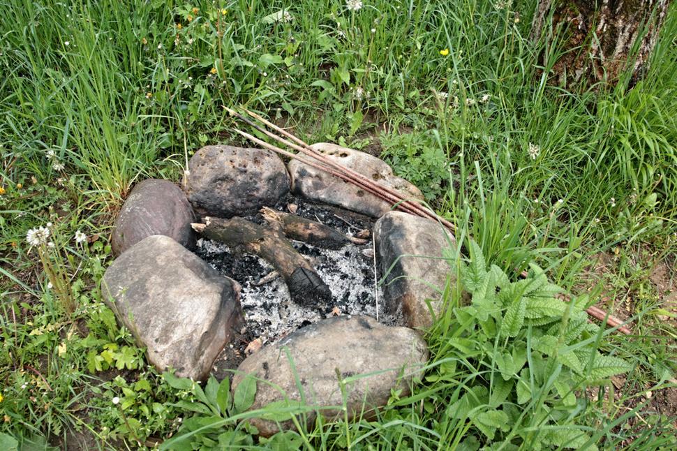 Deti ocenia klasické ohnisko, kde si môžu opekať na ražni. Kamene a spáleniská sú navyše skvelým miestom na vyhrievanie sa pre jašteričky a hmyz.