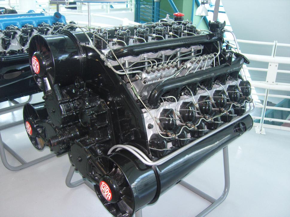 18 valcový motor s objemu 22 238 cm3 a výkonu 220,5 kW (300 k)
