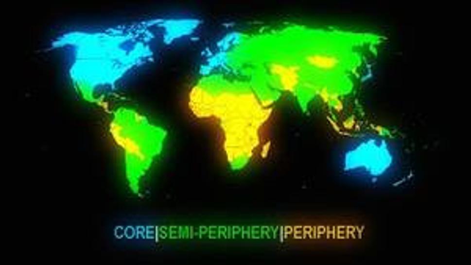 Približná mapa zobrazujúca svetové jadro (belasé), semiperifériu (zelená) a perifériu (žltá).
