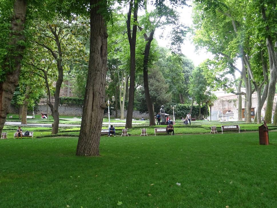 Človek by ani nepovedal, že sa nachádza v centre rušného veľkomesta (Gülhane park)