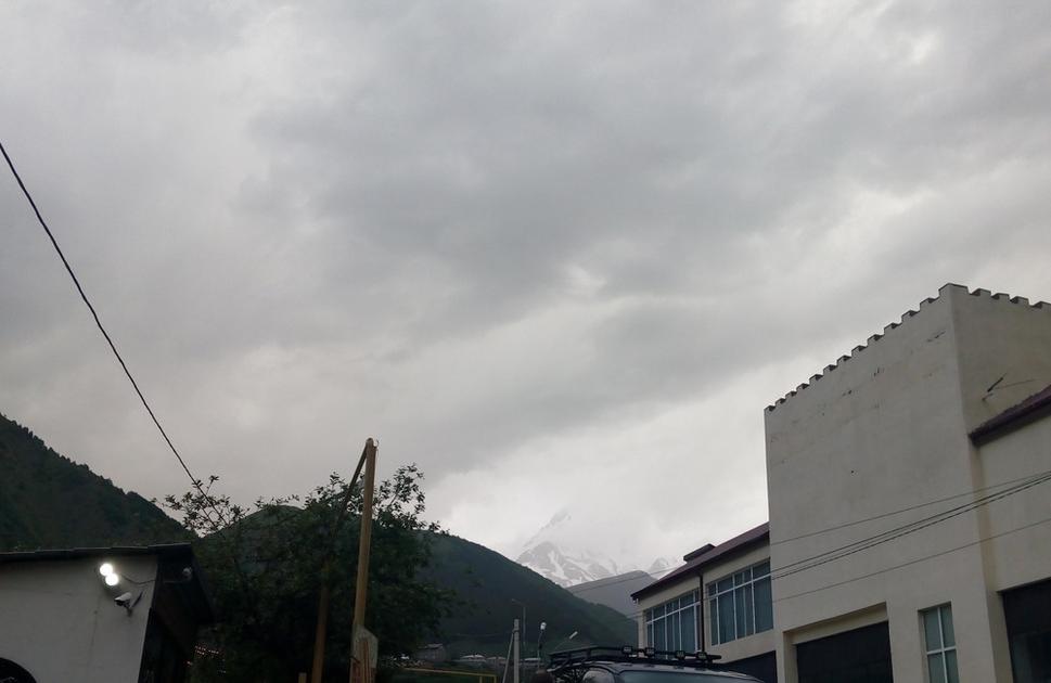 najvyššia hora tejto oblasti Mt. Kazbeg (večer)