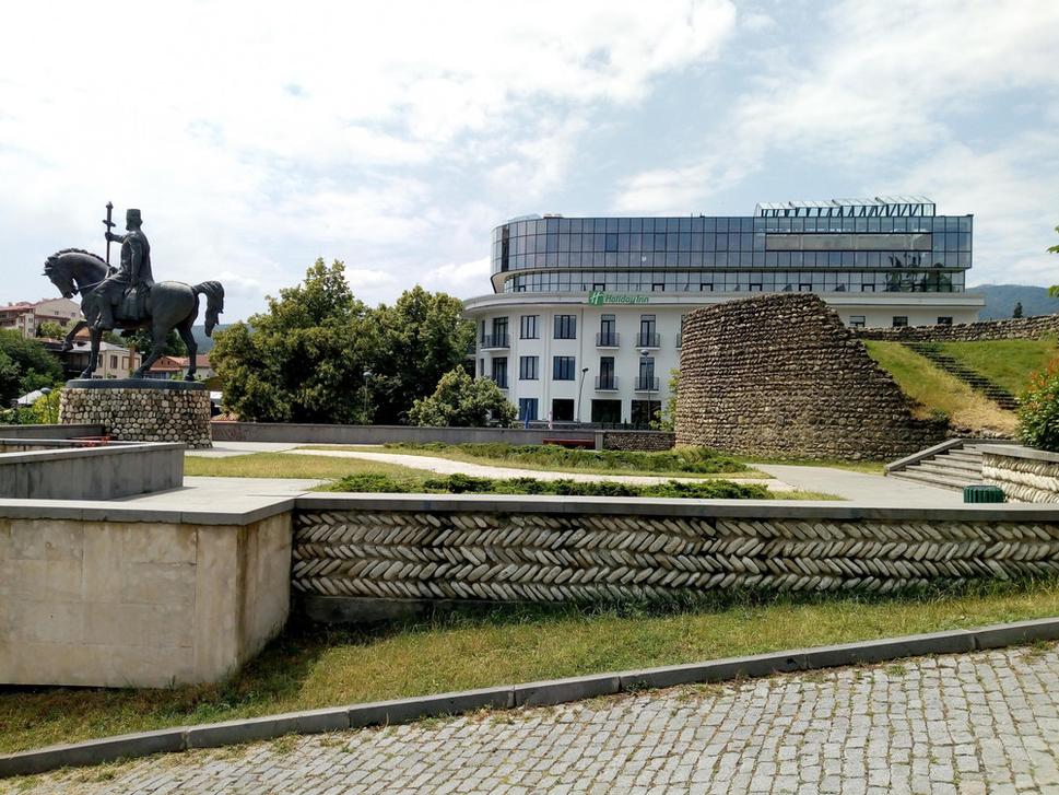 vďaka hradbám dýcha históriou; konkrétne na tejto fotografii je škoda tej budovy vzadu :/