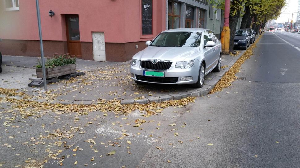 Neubehlo ani 24 hodín od odstránenia našich kvetináčov a autá sú späť.