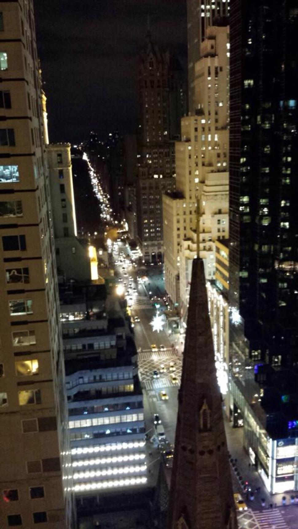 Výhľad na nočný Manhattan z roof baru