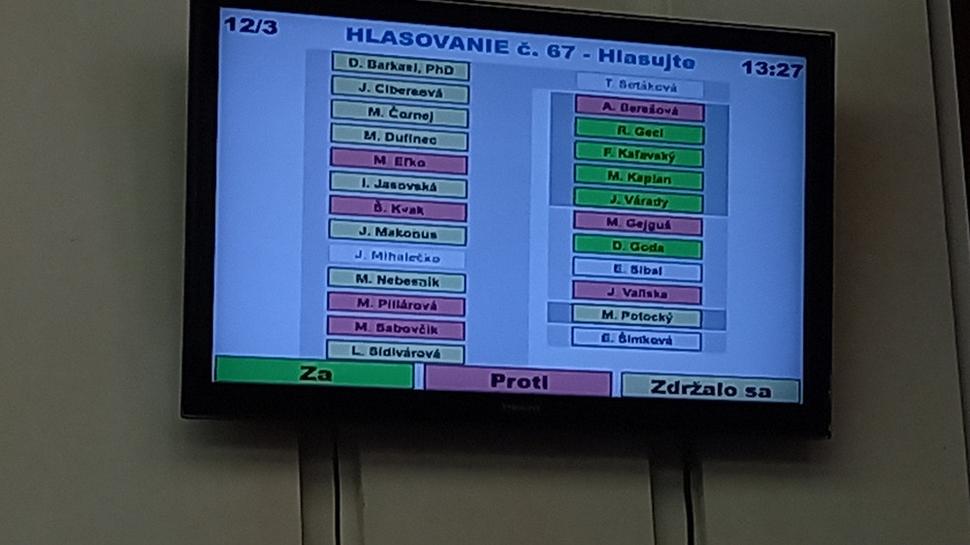 Návrh na uznesenie, aby primátor písomne vyzval týchto poslancov a toho času už zástupkyňu prednostu na vrátenie finančných prostriedkov naspäť do mestského rozpočtu.