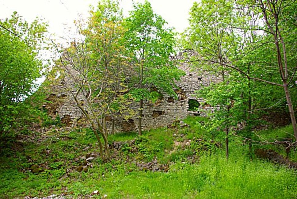 Pozostatky budovy na hlavnom nádvorí
