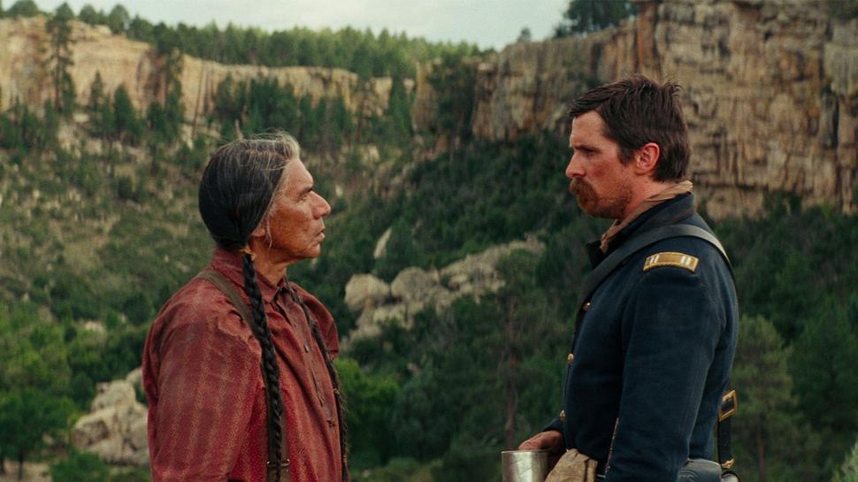 Náčelník Žltý sokol (Wes Studi) a kapitán Joseph Blocker (Christian Bale) vo filme Hostiles (2017).