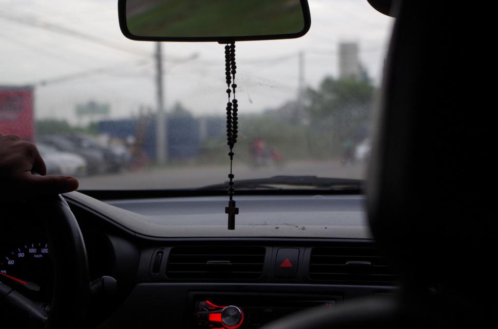 V taxíku.