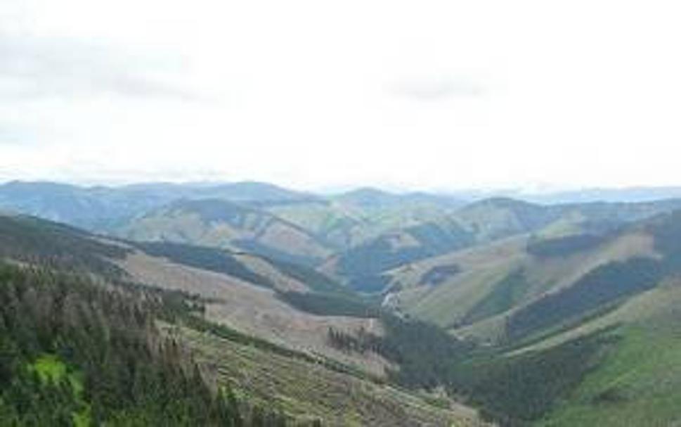 pohľad smerom na východ na Nízke Tatry počas výstupu na Rovnú hoľu (jej svah vidno vľavo v spodnej časti)