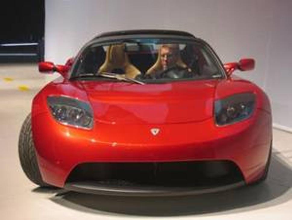 Elektrický športiak Tesla Roadster. Nepovedali by ste, že je na elektrinu, však?